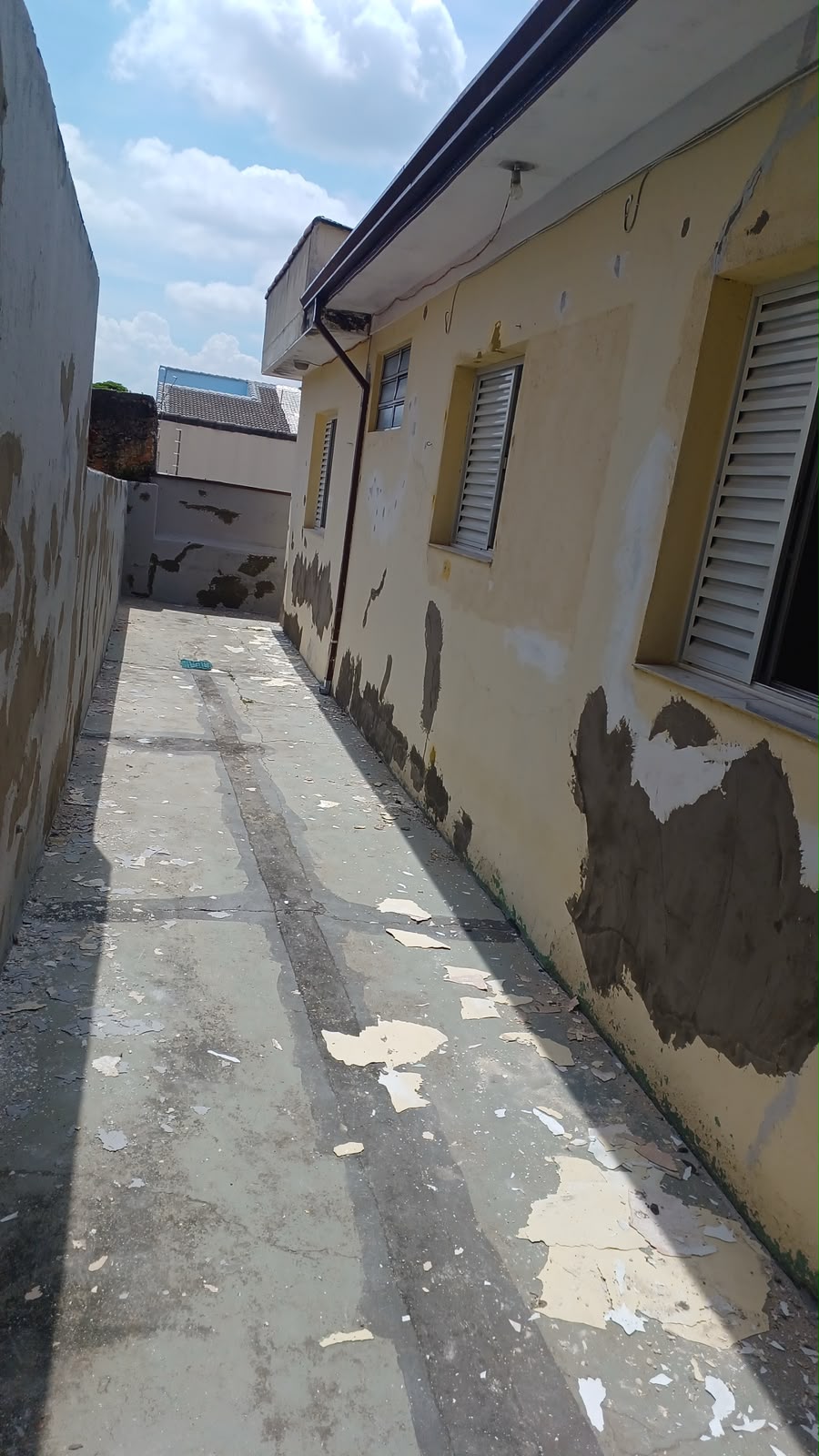 Recuperação de área lateral residencial — antes