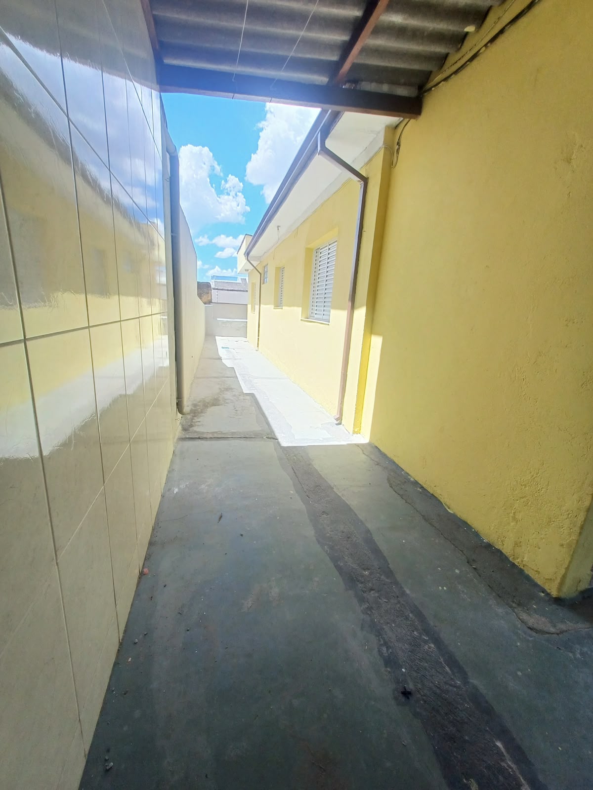 Recuperação de área lateral residencial — depois